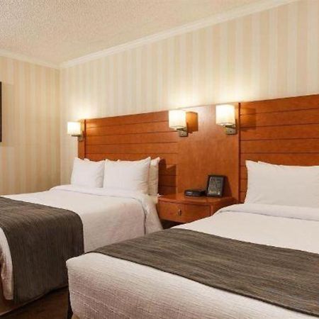 The Glenmore Inn & Convention Centre Calgary Bagian luar foto