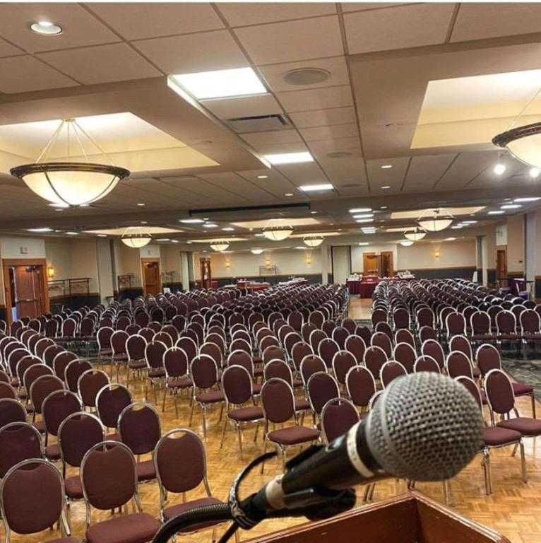 The Glenmore Inn & Convention Centre Calgary Bagian luar foto