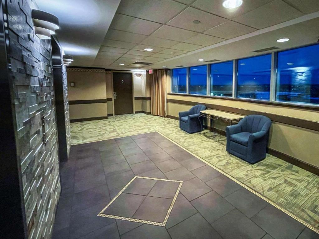 The Glenmore Inn & Convention Centre Calgary Bagian luar foto