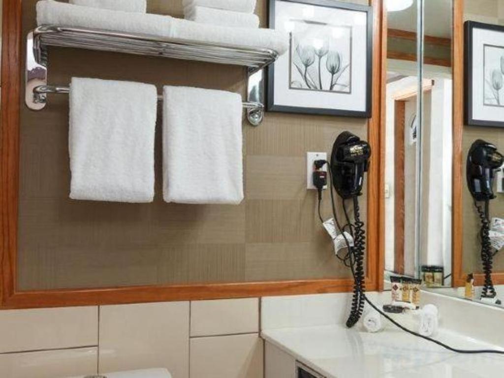 The Glenmore Inn & Convention Centre Calgary Bagian luar foto