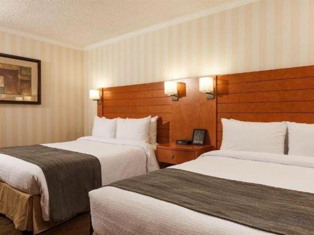 The Glenmore Inn & Convention Centre Calgary Bagian luar foto