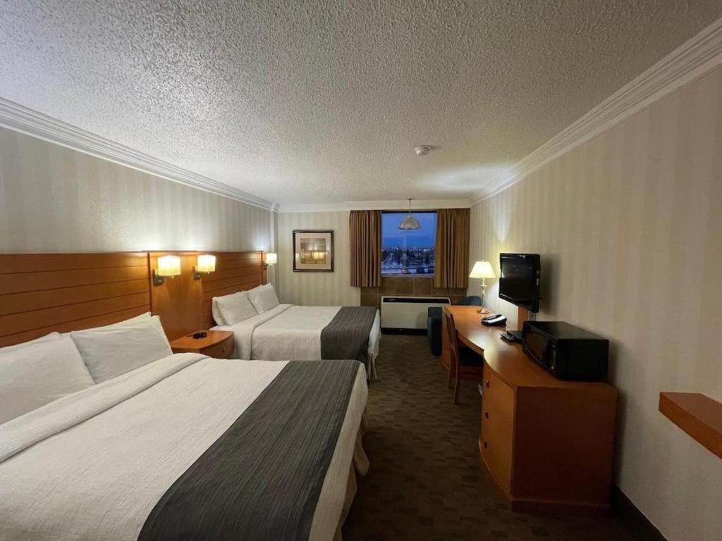The Glenmore Inn & Convention Centre Calgary Bagian luar foto