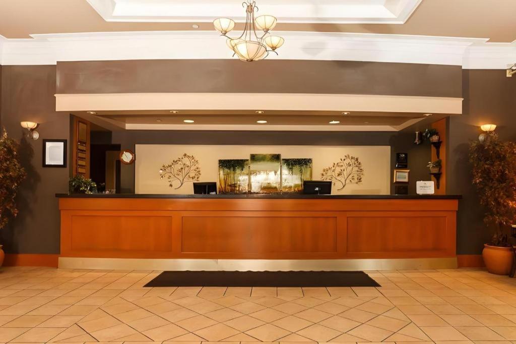 The Glenmore Inn & Convention Centre Calgary Bagian luar foto