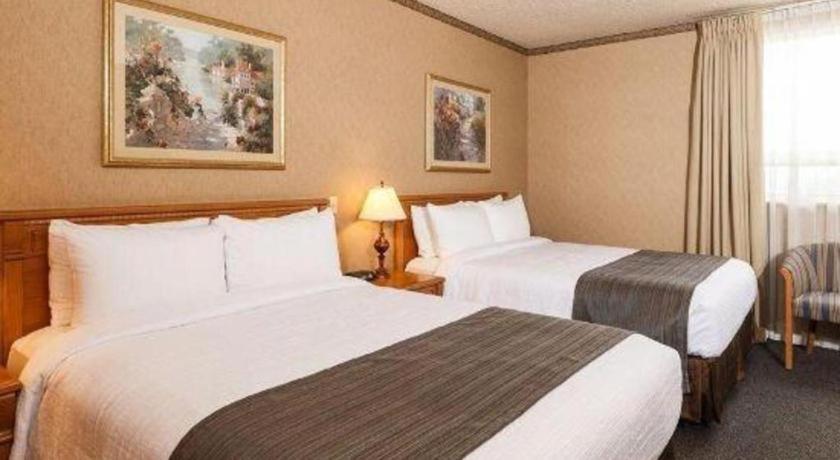 The Glenmore Inn & Convention Centre Calgary Bagian luar foto