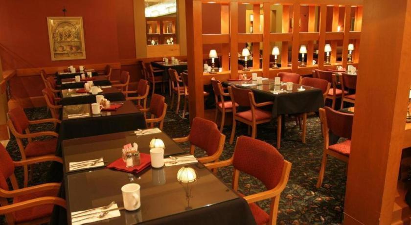 The Glenmore Inn & Convention Centre Calgary Bagian luar foto