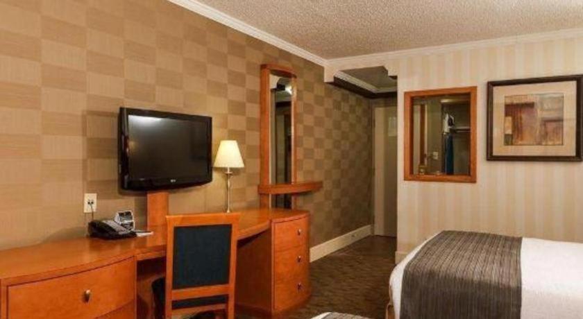 The Glenmore Inn & Convention Centre Calgary Bagian luar foto