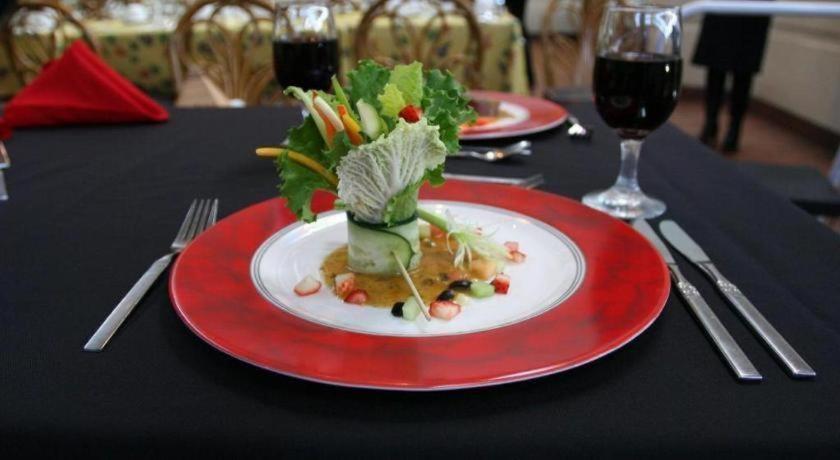The Glenmore Inn & Convention Centre Calgary Bagian luar foto