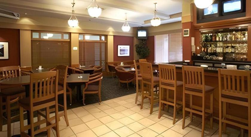 The Glenmore Inn & Convention Centre Calgary Bagian luar foto
